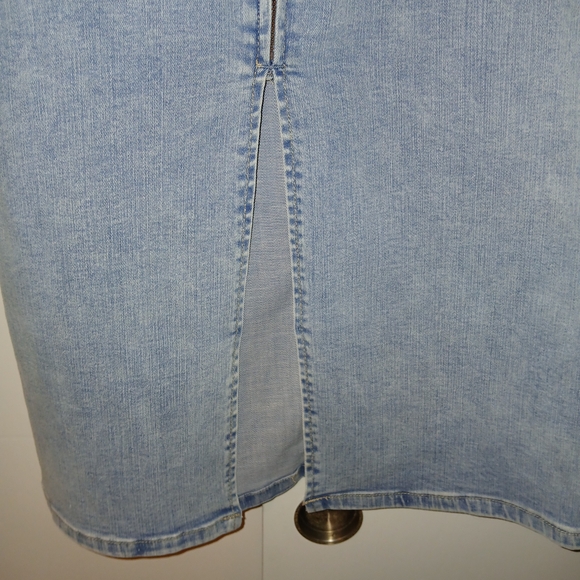 Stradivarius Light Blue Denim Skirt Back Zip Below Knee Tight Fitting Sz: 4 - Picture 4 of 9